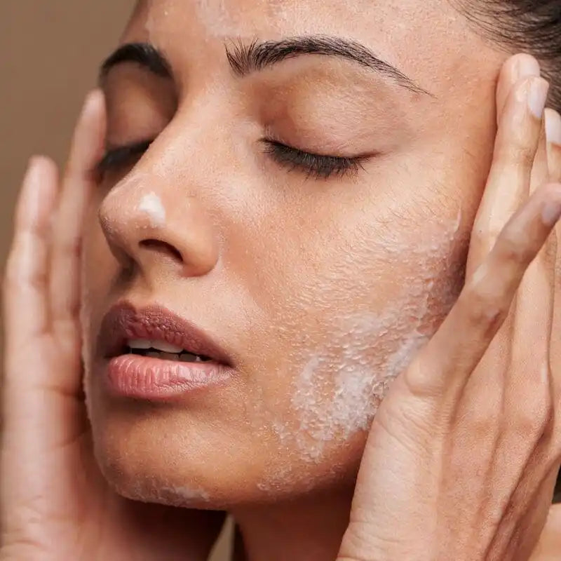 Nettoyer sa peau le matin : pourquoi et comment le faire ?
